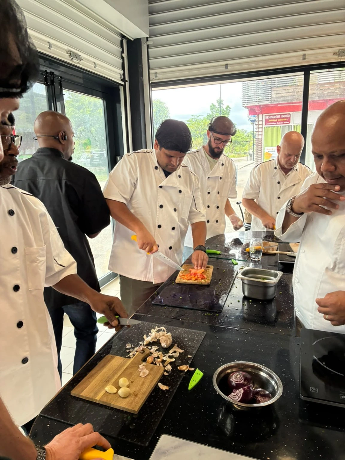Participantes en préparation culinaire