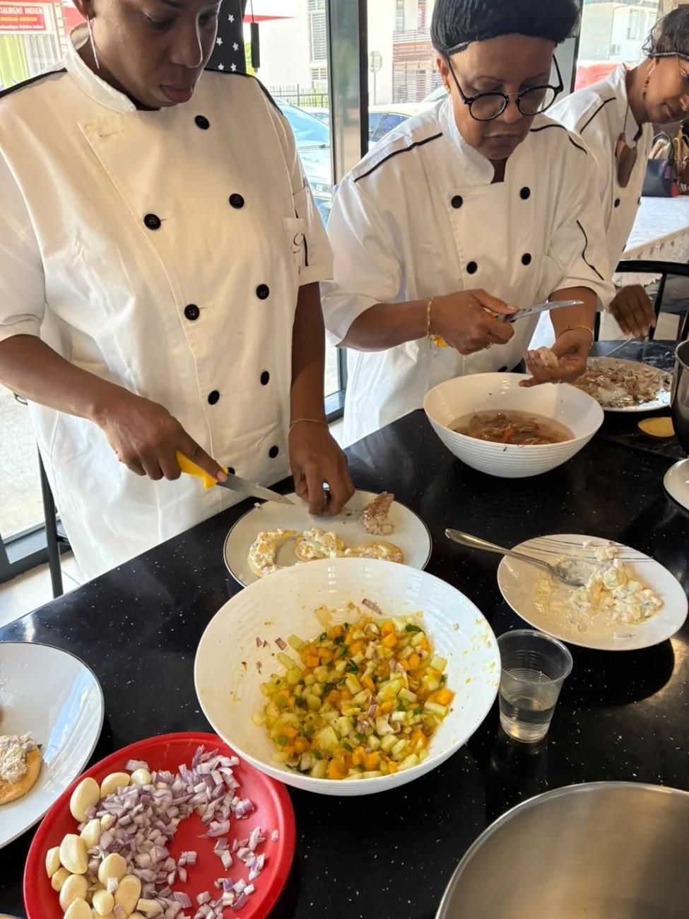 Participantes préparant leurs recettes